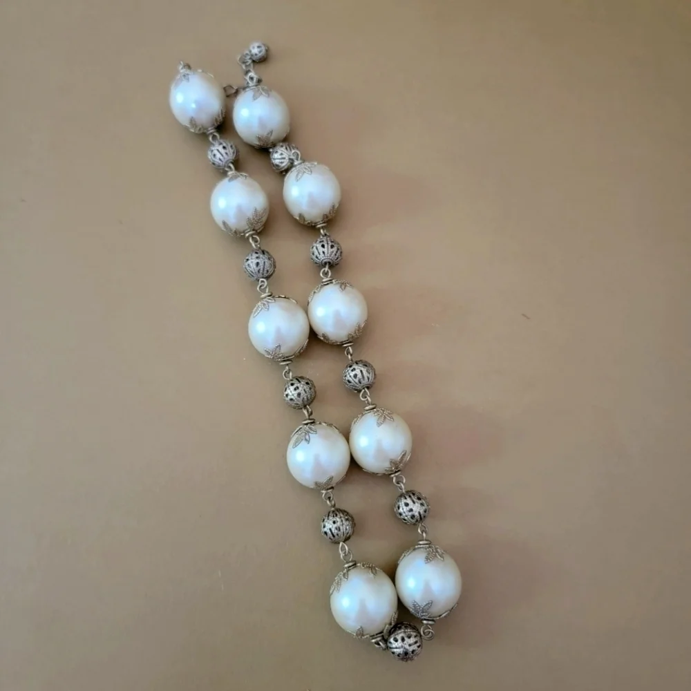 Beautiful Vintage Faux Large Pearl Gold Tone Necklace 7.5